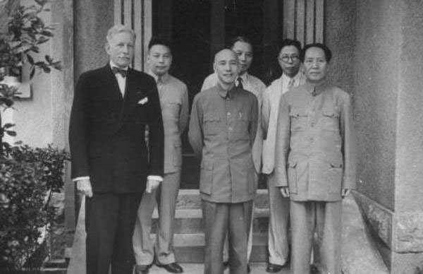 毛主席写信邀请蒋介石回归大陆，蒋沉思后回了六个字